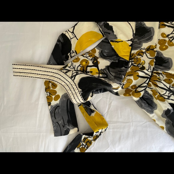 NWT Viola Yellow & Blk Patterned Bow Tie Back Top - Picture 7 of 7